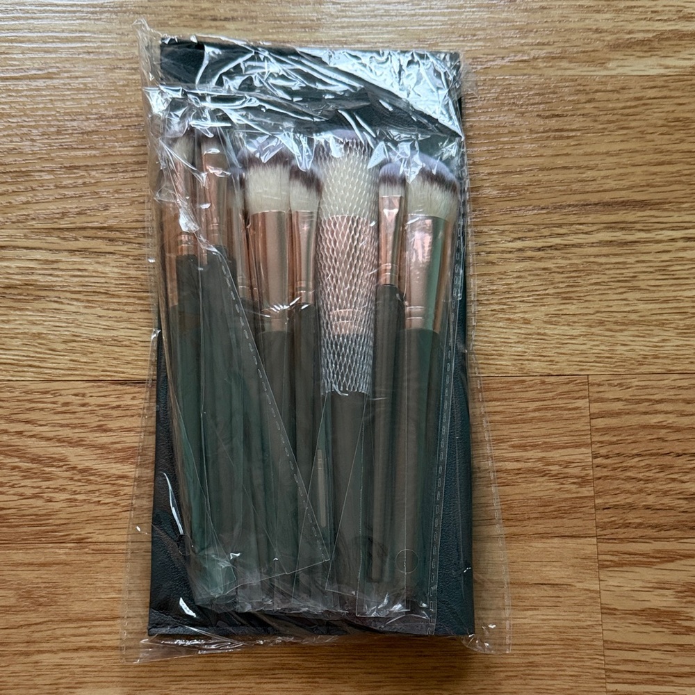 Makeup Brush Set with Black and Rose Gold Handles